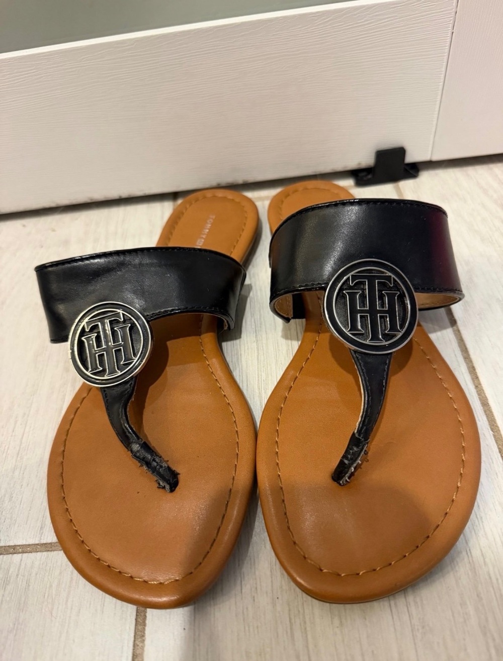 Tommy Hilfiger Medallion Logo Thong Sandals 7M GUC